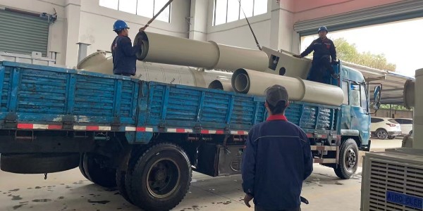 廠家關(guān)于噴淋塔的優(yōu)點都在這兒！耀先環(huán)境技術(shù)員給力！